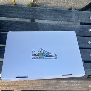 WOMENS SIZE 8 NIKE CR SHOES